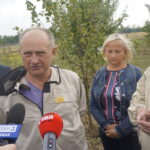 Wizyta w gospodarstwie pasiecznym Janusza Stanika w Skroniowie. Od lewej: Artur Konarski - radny sejmiku województwa, Janusz Stanik, Maria Barańska - wicestarosta powiatu jędrzejowskiego, Krzysztof Lipiec - poseł PiS / Michał Kita / Radio Kielce