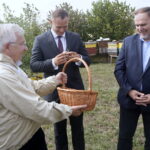 Wizyta w gospodarstwie pasiecznym Janusza Stanika w Skroniowie. Od lewej: Krzysztof Lipiec - poseł PiS, Tomasz Puchrowicz - członek zarządu powiatu jędrzejowskiego, Marek Kwitek - poseł PiS / Michał Kita / Radio Kielce