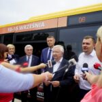 Marsobus na ulicach Kielc. Na zdjęciu (od lewej): Renata Janik - wicemarszałek województwa świętokrzyskiego, Andrzej Bętkowski - marszałek województwa świętokrzyskiego, Bogdan Wenta - prezydent Kielc, Krzysztof Lipiec - poseł PiS i Łukasz Wilczyński - prezes Europejskiej Fundacji Kosmicznej / Piotr Kwaśniewski / Radio Kielce