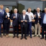 Marsobus na ulicach Kielc. Na zdjęciu (od lewej): Bogdan Wenta - prezydent Kielc, Renata Janik - wicemarszałek województwa świętokrzyskiego, Andrzej Bętkowski - marszałek województwa świętokrzyskiego, Krzysztof Lipiec - poseł PiS, Łukasz Wilczyński - prezes Europejskiej Fundacji Kosmicznej, Marcin Perz - prezes Specjalnej Strefy Ekonomicznej "Starachowice" i Wiesław Trąmpczyński - rektor Politechniki Świętokrzyskiej / Piotr Kwaśniewski / Radio Kielce