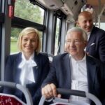 Marsobus na ulicach Kielc. Na zdjęciu (od lewej): Renata Janik - wicemarszałek województwa świętokrzyskiego, Krzysztof Lipiec - poseł PiS i Marcin Perz - prezes Specjalnej Strefy Ekonomicznej "Starachowice" / Piotr Kwaśniewski / Radio Kielce