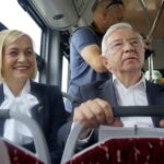 Marsobus na ulicach Kielc. Na zdjęciu (od lewej): Renata Janik - wicemarszałek województwa świętokrzyskiego i Krzysztof Lipiec - poseł PiS / Piotr Kwaśniewski / Radio Kielce