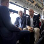 Marsobus na ulicach Kielc. Na zdjęciu (od lewej): Wiesław Trąmpczyński - rektor Politechniki Świętokrzyskiej i Marcin Perz - prezes Specjalnej Strefy Ekonomicznej "Starachowice" / Piotr Kwaśniewski / Radio Kielce