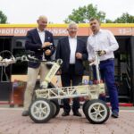 Marsobus na ulicach Kielc. Na zdjęciu (od lewej): Marcin Perz - prezes Specjalnej Strefy Ekonomicznej "Starachowice", Krzysztof Lipiec - poseł PiS i Łukasz Wilczyński - prezes Europejskiej Fundacji Kosmicznej / Piotr Kwaśniewski / Radio Kielce