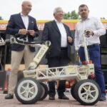 Marsobus na ulicach Kielc. Na zdjęciu (od lewej): Marcin Perz - prezes Specjalnej Strefy Ekonomicznej "Starachowice", Krzysztof Lipiec - poseł PiS i Łukasz Wilczyński - prezes Europejskiej Fundacji Kosmicznej / Piotr Kwaśniewski / Radio Kielce