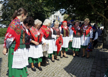 Chmielnik. XIX Powiatowy Przegląd Zespołów Folklorystycznych i Solistów / Karol Wójcik / Radio Kielce