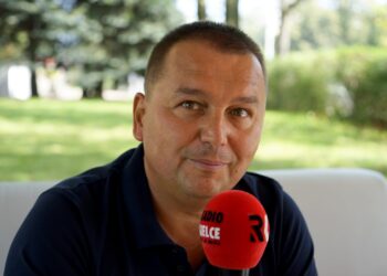 Na zdjęciu: Artur Baran - Szkółka Pływania dla Niemowląt "Delfin" / Piotr Kwaśniewski / Radio Kielce