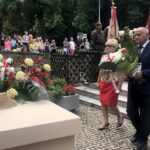 Sandomierz. 75. rocznica wybuchu Powstania Warszawskiego. Na zdjęciu (od lewej): Grażyna Szklarska - radna powiatu sandomierskiego i Tomasz Huk - radny powiatu sandomierskiego / Grażyna Szlęzak - Wójcik / Radio Kielce