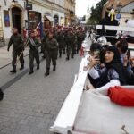 Kraków. 54. Marsz Szlakiem Pierwszej Kompanii Kadrowej. Wspólne śpiewanie pieśni legionowych na Małym Rynku / Jarosław Kubalski / Radio Kielce