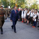 Kraków. Wymarsz kadrówki. Na zdjęciu (od lewej): Dionizy Krawczyński - komendant marszu i Jan Józef Kasprzyk - minister do sprawy kombatantów i osób represjonowanych / Jarosław Kubalski / Radio Kielce