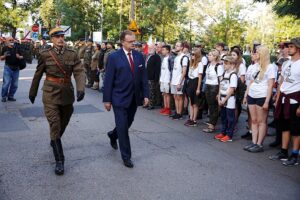 Kraków. Wymarsz kadrówki. Na zdjęciu (od lewej): Dionizy Krawczyński - komendant marszu i Jan Józef Kasprzyk - minister do sprawy kombatantów i osób represjonowanych / Jarosław Kubalski / Radio Kielce