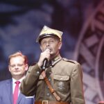 Kraków. 54. Marsz Szlakiem Pierwszej Kompanii Kadrowej. Wspólne śpiewanie pieśni legionowych na Małym Rynku / Jarosław Kubalski / Radio Kielce