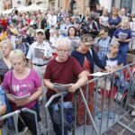 Kraków. 54. Marsz Szlakiem Pierwszej Kompanii Kadrowej. Wspólne śpiewanie pieśni legionowych na Małym Rynku / Jarosław Kubalski / Radio Kielce