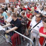 Kraków. 54. Marsz Szlakiem Pierwszej Kompanii Kadrowej. Wspólne śpiewanie pieśni legionowych na Małym Rynku / Jarosław Kubalski / Radio Kielce