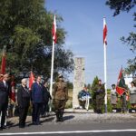 Kadrówkowicze złożyli hołd zmarłym uczestnikom Marszu Szlakiem I Kompanii Kadrowej / Jarosław Kubalski / Radio Kielce