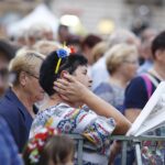 Kraków. 54. Marsz Szlakiem Pierwszej Kompanii Kadrowej. Wspólne śpiewanie pieśni legionowych na Małym Rynku / Jarosław Kubalski / Radio Kielce