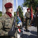 Kadrówkowicze złożyli hołd zmarłym uczestnikom Marszu Szlakiem I Kompanii Kadrowej / Jarosław Kubalski / Radio Kielce