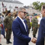 Oficjalne zakończenie marszu Kadrówki. Wręczenie medali Pro Patria i Pro Bono Poloniae. Od lewej: Marek Maciągowski - Ośrodek Myśli Obywatelskiej i Patriotycznej i Jan Józef Kasprzyk - szef Urzędu do Spraw Kombatantów i Osób Represjonowanych / Jarosław Kubalski / Radio Kielce