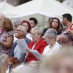 Kraków. 54. Marsz Szlakiem Pierwszej Kompanii Kadrowej. Wspólne śpiewanie pieśni legionowych na Małym Rynku / Jarosław Kubalski / Radio Kielce