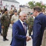 Oficjalne zakończenie marszu Kadrówki. Wręczenie medali Pro Patria i Pro Bono Poloniae. Od lewej: Kazimierz Mądzik - świętokrzyski kurator oświaty i Jan Józef Kasprzyk - szef Urzędu do Spraw Kombatantów i Osób Represjonowanych / Jarosław Kubalski / Radio Kielce