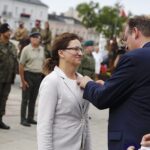 Oficjalne zakończenie marszu Kadrówki. Wręczenie medali Pro Patria i Pro Bono Poloniae. Od lewej: Agata Wojtyszek - wojewoda świętokrzyski i  i Jan Józef Kasprzyk - szef Urzędu do Spraw Kombatantów i Osób Represjonowanych / Jarosław Kubalski / Radio Kielce