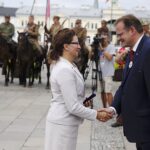 Oficjalne zakończenie marszu Kadrówki. Wręczenie medali Pro Patria i Pro Bono Poloniae. Od lewej: Agata Wojtyszek - wojewoda świętokrzyski i  i Jan Józef Kasprzyk - szef Urzędu do Spraw Kombatantów i Osób Represjonowanych / Jarosław Kubalski / Radio Kielce