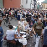 Kraków. 54. Marsz Szlakiem Pierwszej Kompanii Kadrowej. Wspólne śpiewanie pieśni legionowych na Małym Rynku / Jarosław Kubalski / Radio Kielce