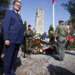 Kadrówkowicze złożyli hołd zmarłym uczestnikom Marszu Szlakiem I Kompanii Kadrowej / Jarosław Kubalski / Radio Kielce