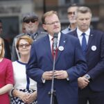 Oficjalne zakończenie marszu Kadrówki. Od lewej: Anna Krupka - wiceminister sportu i turystyki, Maria Zuba - poseł PiS, Jan Józek Kasprzyk - Od lewej: Agata Wojtyszek - wojewoda świętokrzyski i  i Jan Józef Kasprzyk - szef Urzędu do Spraw Kombatantów i Osób Represjonowanych i Bogdan Wenta - prezydent Kielc / Jarosław Kubalski / Radio Kielce