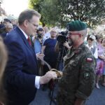 „Kadrówka” dotarła do Jędrzejowa. Jan Józef Kasprzyk - szef Urzędu do Spraw Kombatantów i Osób Represjonowanych wręcza replikę szabli Józefa Piłsudskiego Piotrowi Malczewskiemu z jednostki strzeleckiej w Tomaszowie Mazowieckim - zwycięzcy zawodów strzeleckich o szablę komendanta Piłsudskiego / Jarosław Kubalski / Radio Kielce