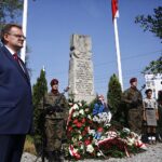 Kadrówkowicze złożyli hołd zmarłym uczestnikom Marszu Szlakiem I Kompanii Kadrowej / Jarosław Kubalski / Radio Kielce