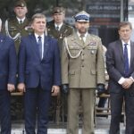 Oficjalne zakończenie marszu Kadrówki. Od lewej: Andrzej Bętkowski - marszałek województwa, Andrzej Pruś - przewodniczący Sejmiku Województwa Świętokrzyskiego, płk Paweł Chabielski - komendant Centrum Przygotowań do misji Zagranicznych oraz Leszek Bukowski - kielecka delegatura IPN / Jarosław Kubalski / Radio Kielce