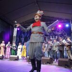 Kraków. 54. Marsz Szlakiem Pierwszej Kompanii Kadrowej. Wspólne śpiewanie pieśni legionowych na Małym Rynku / Jarosław Kubalski / Radio Kielce