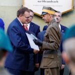 Kraków. Wymarsz kadrówki. Na zdjęciu (od lewej): Jan Józef Kasprzyk - minister do sprawy kombatantów i osób represjonowanych i Dionizy Krawczyński - komendant marszu / Jarosław Kubalski / Radio Kielce