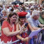 Kraków. 54. Marsz Szlakiem Pierwszej Kompanii Kadrowej. Wspólne śpiewanie pieśni legionowych na Małym Rynku / Jarosław Kubalski / Radio Kielce