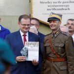 Kraków. Wymarsz kadrówki. Na zdjęciu (od lewej): Jan Józef Kasprzyk - minister do sprawy kombatantów i osób represjonowanych i Dionizy Krawczyński - komendant marszu / Jarosław Kubalski / Radio Kielce