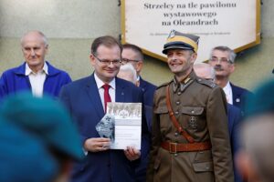 Kraków. Wymarsz kadrówki. Na zdjęciu (od lewej): Jan Józef Kasprzyk - minister do sprawy kombatantów i osób represjonowanych i Dionizy Krawczyński - komendant marszu / Jarosław Kubalski / Radio Kielce