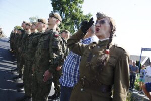 Kadrówkowicze złożyli hołd zmarłym uczestnikom Marszu Szlakiem I Kompanii Kadrowej / Jarosław Kubalski / Radio Kielce