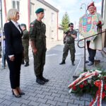 Wodzisław. Marsz Szlakiem Pierwszej Kompanii Kadrowej. Na zdjęciu: Renata Janik - wicemarszałek województwa / Jarosław Kubalski / Radio Kielce