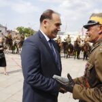 Oficjalne zakończenie marszu Kadrówki. Radio Kielce wyróżnione zostało Skrzydłem Niepodległości. Nagrodę z rąk komendanta marszu Dionizego Krawczyńskiego odbiera prezes zarządu rozgłośni Janusz Knap / Jarosław Kubalski / Radio Kielce