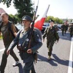 Kadrówkowicze złożyli hołd zmarłym uczestnikom Marszu Szlakiem I Kompanii Kadrowej / Jarosław Kubalski / Radio Kielce