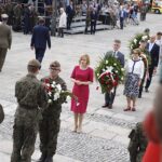 Oficjalne zakończenie marszu Kadrówki. Anna Krupka - wiceminister sportu i turystyki, Krzysztof Słoń - senator PiS i Maria Zuba - poseł PiS / Jarosław Kubalski / Radio Kielce