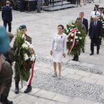 Oficjalne zakończenie marszu Kadrówki. Agata Wojtyszek - wojewoda świętokrzyski, Andrzej Pruś - przewodniczący Sejmiku Województwa Świętokrzyskiego i Andrzej Bętkowski - marszałek województwa świętokrzyskiego / Jarosław Kubalski / Radio Kielce