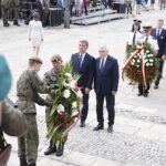 Oficjalne zakończenie marszu Kadrówki. Andrzej Pruś - przewodniczący Sejmiku Województwa Świętokrzyskiego i Andrzej Bętkowski - marszałek województwa świętokrzyskiego / Jarosław Kubalski / Radio Kielce