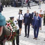 Oficjalne zakończenie marszu Kadrówki. Bogdan Wenta - prezydent Kielc, Jarosław Karyś - wiceprzewodniczący rady miasta i Szczepan Skorupski - sekretarz miasta / Jarosław Kubalski / Radio Kielce