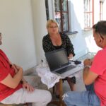 Nagłowice. Letni Raport Dnia. Jacek Lato - wójt Nagłowic, Lidia Titow - dyrektor Samorządowego Centrum Bibliotek i Kultury "Dworek Mikołaja Reja" w Nagłowicach i Robert Szumielewicz - Radio Kielce / Krzysztof Bujnowicz / Radio Kielce