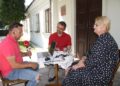 Nagłowice. Letni Raport Dnia. Robert Szumielewicz - Radio Kielce, Jacek Lato - wójt Nagłowic i Lidia Titow - dyrektor Samorządowego Centrum Bibliotek i Kultury "Dworek Mikołaja Reja" w Nagłowicach / Krzysztof Bujnowicz / Radio Kielce