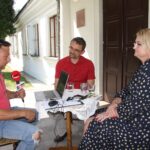 Nagłowice. Letni Raport Dnia. Robert Szumielewicz - Radio Kielce, Jacek Lato - wójt Nagłowic i Lidia Titow - dyrektor Samorządowego Centrum Bibliotek i Kultury "Dworek Mikołaja Reja" w Nagłowicach / Krzysztof Bujnowicz / Radio Kielce