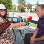 Ruda Maleniecka. Letni Raport Dnia. Ewa Okońska - Radio Kielce i Ryszard Zawadzki - wiceprezes Świętokrzyskiego Stowarzyszenia Producentów Ryb Żywionych Metodą Tradycyjną Ziarnami Zbóż / Krzysztof Bujnowicz / Radio Kielce