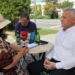 Ruda Maleniecka. Letni Raport Dnia. Ewa Okońska - Radio Kielce, Ryszard Zawadzki - wiceprezes Świętokrzyskiego Stowarzyszenia Producentów Ryb Żywionych Metodą Tradycyjną Ziarnami Zbóż i Leszek Kuca - wójt gminy Ruda Maleniecka / Krzysztof Bujnowicz / Radio Kielce